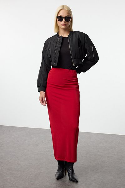 Trendyol Collection Burgunderroter Premium-Maxi-Strickrock mit glänzender Oberfläche und weicher Struktur TWOAW24ET00090