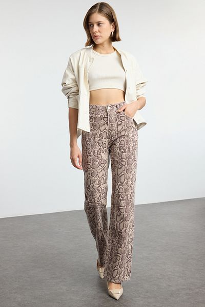 Trendyol Collection Braune Jeans mit weitem Bein und Schlangenmuster und hoher Taille – TWOAW25JE00211