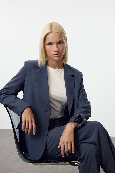 Trendyol Collection Лімітована серія темно-синього піджака з регулярного тканого піджака TWOAW23BC00132