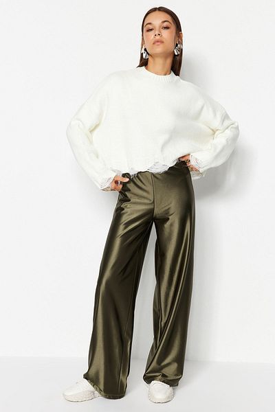 Trendyol Collection Khakifarbene Premium-Satin-Strickhose mit weitem Bein TWOAW24PL00064