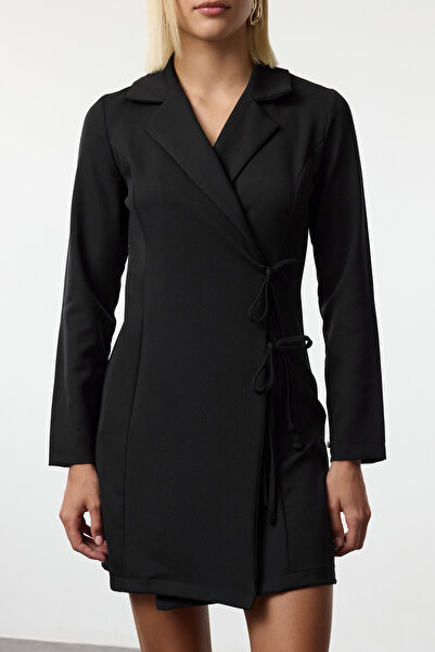 Trendyol Collection Černá dvouřadá kravata Detailní mini tkané bundové šaty Twoaw25El00569