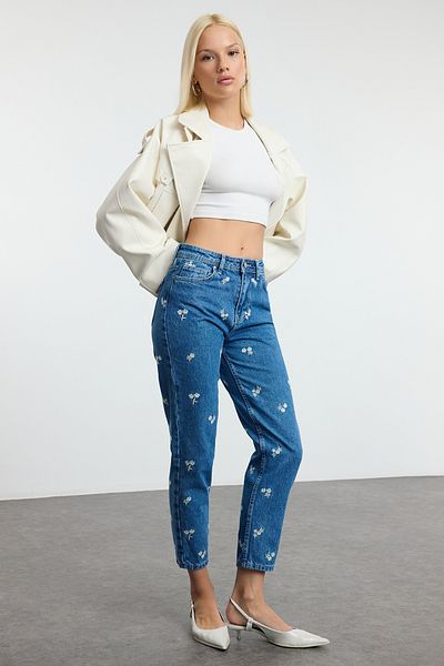 Trendyol Collection Blugi Mom cu talie înaltă brodați cu flori albastre TWOAW25JE00349