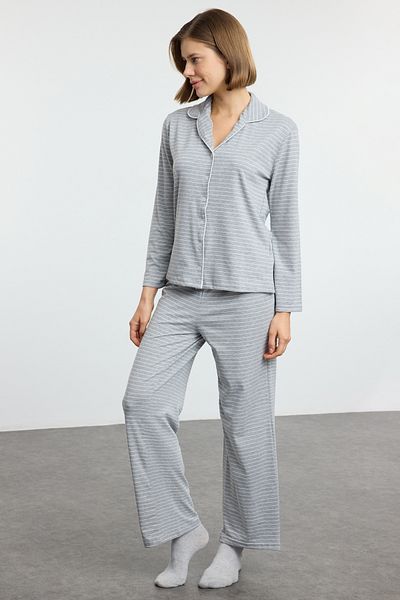 Trendyol Collection Sada pyžama s viskózově šedým melanžovým pruhovaným knoflíkem – paspulka, měkká Thmaw25Pt00090