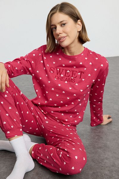 Trendyol Collection Rosa gestricktes Pyjama-Set aus 100 % Baumwolle mit Herz-Slogan-Stickerei THMAW25PT00103