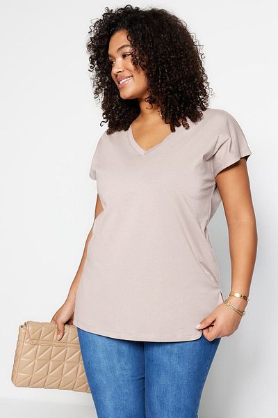 Trendyol Curve Nerzfarbenes Boyfriend-T-Shirt aus Baumwolle mit V-Ausschnitt - TBBSS22BF0036