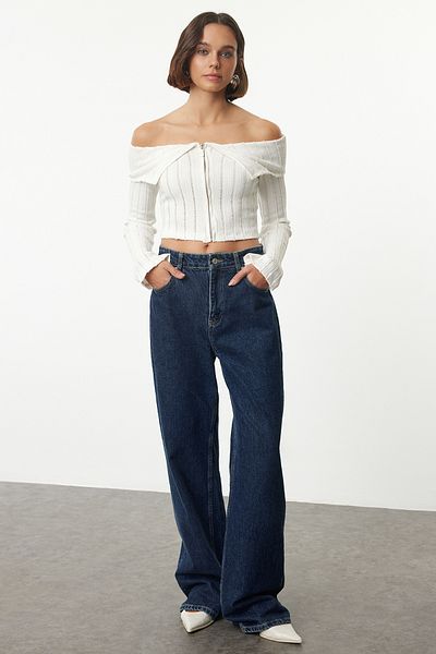 Trendyol Collection Kurze Bluse mit Carmen-Kragen und Reißverschluss - Ecru, gestrickt, normale Passform TWOAW25BZ00070