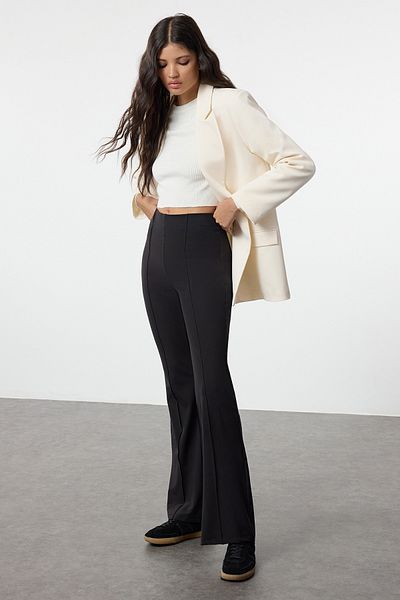 Trendyol Collection Gerippte, detaillierte Schlaghose mit hoher Taille – Soft Tuşel, Schwarz TWOAW25PL00069