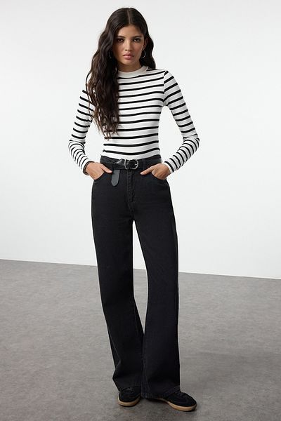 Trendyol Collection Schwarzer, taillierter Strickbody – Paspelierung, sitzend am Körper TWOAW25BD00026