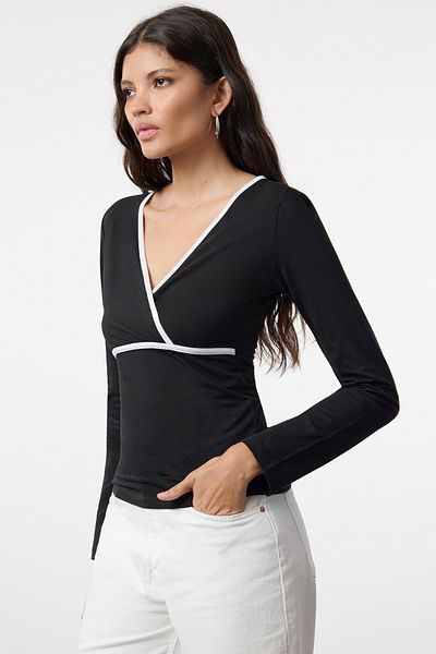 Trendyol Collection Μαύρη κανονική πλεκτή μπλούζα - Λεπτομέρεια σωληνώσεων, εφαρμογή στο σώμα, TWOAW25BZ00256