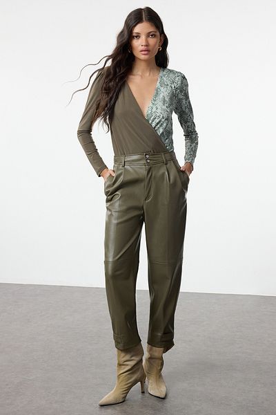 Trendyol Collection Flexibler und mit Druckknöpfen versehener, mintfarbener Body mit Tiermuster – zweireihiger Kragen TWOAW21BD0012