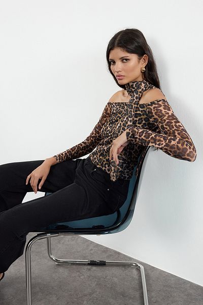 Trendyol Collection Flexibler Stoff - Bunte Bluse mit Tiermuster, die auf dem Körper sitzt Twoaw25bz00251