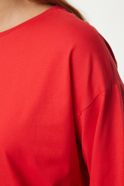 Trendyol Collection Κόκκινο 100% χοντρό βαμβακερό μπλουζάκι με λαιμόκοψη με πλεκτό σχέδιο Oversize/Wide Fit TWOAW24TS00013