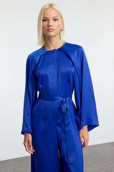 Trendyol Modest Saténový tkaný večerní overal - Saks Cloak Detail, Tctaw25db00006