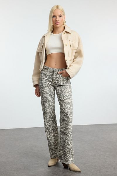 Trendyol Collection Leopardenmuster-Jeans mit niedriger Taille und weitem Bein – TWOAW25JE00354