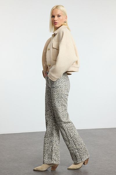 Trendyol Collection Leopardenmuster-Jeans mit niedriger Taille und weitem Bein – TWOAW25JE00354