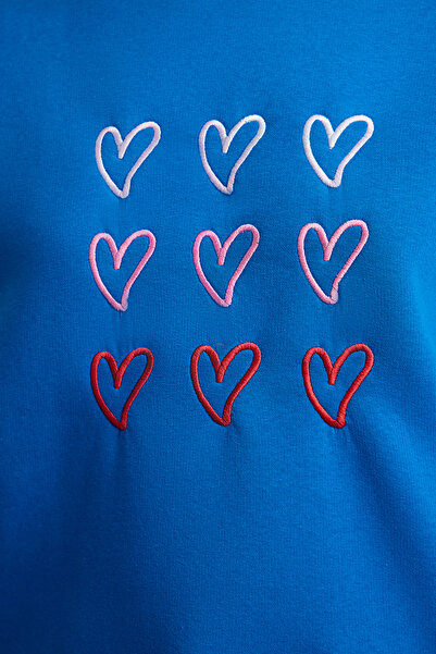 Trendyol Collection Голям суитшърт от полар с бродирани сърца - Saks Twoaw25Sw00198