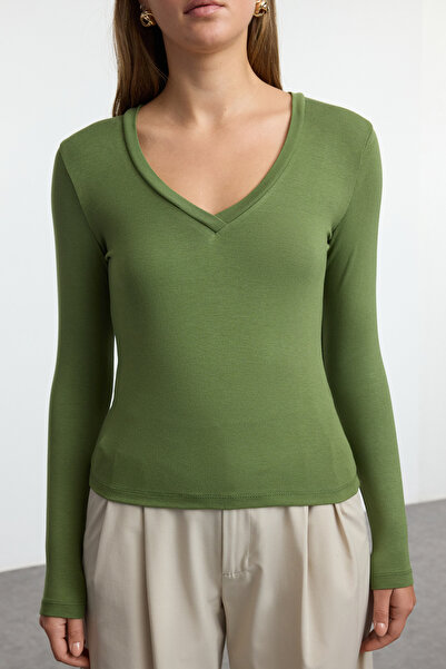 Trendyol Collection Χακί Premium ελαστική μπλούζα με λαιμόκοψη - Μαλακό ύφασμα, εφαρμογή στο σώμα, TWOAW24BZ00050