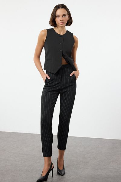 Trendyol Collection Gestreifte Strickhose mit hoher Taille und Karottenschnitt - Schwarz*001 Twoaw24Pl00161