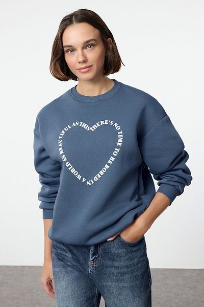Kolekcia Trendyol Pletená mikina Indigo Fleece Oversize so zadnou potlačou - Twoaw25sw00200