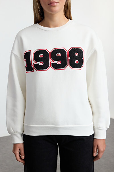 Trendyol Collection Ecru FleeceSlogan Vyšívaná tlustá vnitřní mikina-RegularCut Twoaw25sw00012