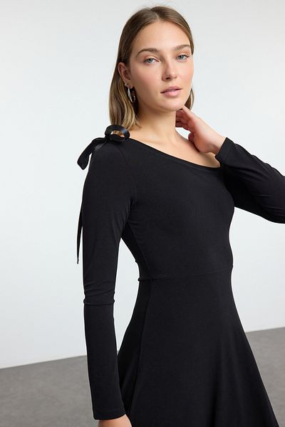 Trendyol Collection Skater Midi-Strickkleid – Schwarz, Schleifendetail und Gürtel TWOAW25EL00532