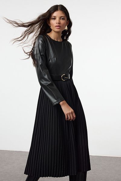 Trendyol Collection Plissiertes A-Linien-Midikleid aus Kunstleder - Schwarzer Gürtel, gewebt, Twoaw25El00422