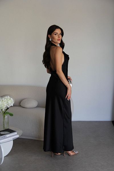 Julishop Μαύρο φόρεμα με λαιμόκοψη με μεταλλικό αξεσουάρ με λεπτομέρειες Maxi μακρύ σατέν φόρεμα