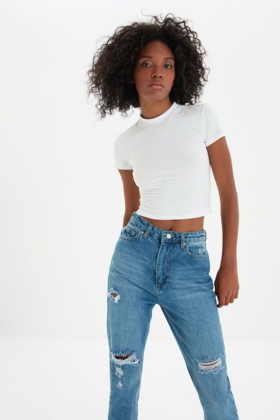 Trendyol Collection Blugi Mom cu talie înaltă cu detaliu rupt albastru TWOSS20JE0114