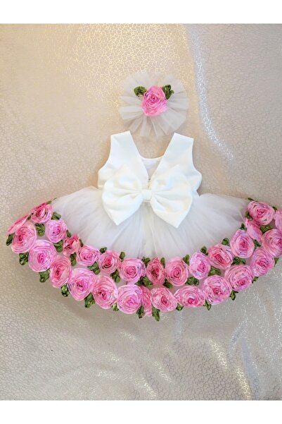 İlknur Karaca Pembe Çiçrkli Beyaz Elbise