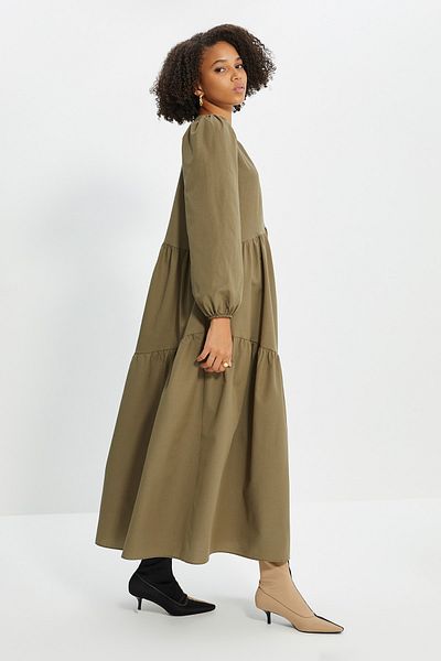 Trendyol Modest Khakifarbenes, gewebtes Baumwollkleid mit weitem Schnitt und Raffung TCTSS21EL3470