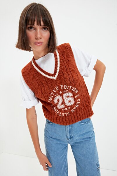 Trendyol Collection Strickpullover mit V-Ausschnitt und Dried Rose-Print TWOAW22BZ0040