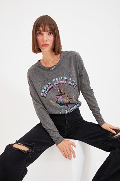 Kolekcia Trendyol Pletené tričko Boyfriend s dlhým rukávom s antracitovou potlačou TWOAW22TS0060