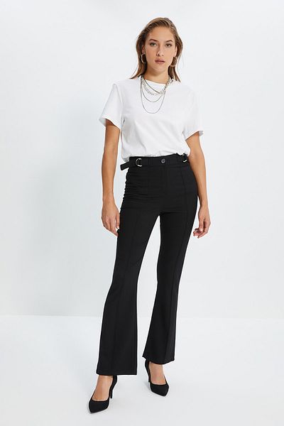 Trendyol Collection Schwarze gewebte Bootcut-Hose mit ausgestelltem Bein und hoher Taille TWOSS21PL0214