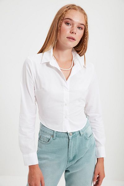Trendyol Collection Kurzes Hemd aus ecrufarbener Baumwolle – Detail auf der Rückseite, taillierter Schnitt, gewebt TWOSS21GO0167