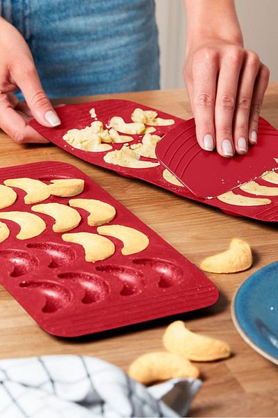 Tchibo 2 Pcs Vanilla Crescent Silicone Baking Mats, Dark Red