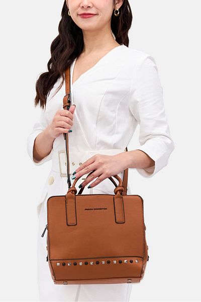 French Connection حقيبة كروس بودي نسائية بشعار العلامة التجارية 27 طول × 24 ارتفاع × 8 عرض، بني