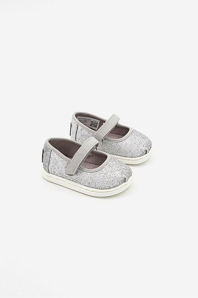 Toms حذاء لامع بإغلاق فيلكرو للبنات الصغار، فضي