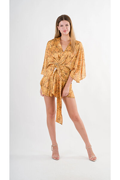 hazelin Μίνι σατέν φόρεμα με μουστάρδα - Λεπτομέρεια με λαιμόκοψη V και δαχτυλίδι HZL24S-YY230