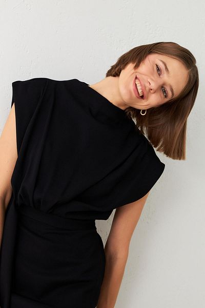 Setre Rochie midi neagră cu croială relaxată - Detaliu în talie