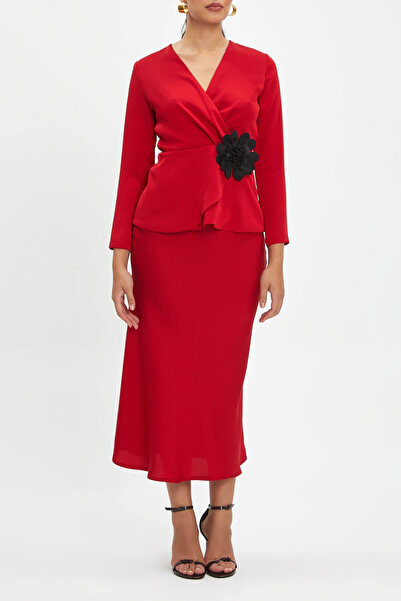 SERPİL Kruvaze Yaka Organze Çiçek Detaylı Bluz Çan Etek İkili Takım Kırmızı T...