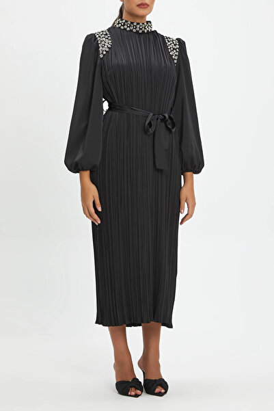 SERPİL Piliseli Yaka ve Omuz Taş Detaylı Belden Kuşaklı Siyah Elbise 40371