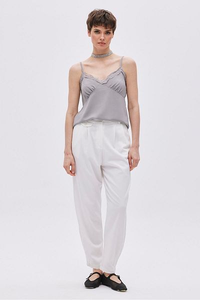 SHERIN Μπλούζα με λεπτή τιράντες σε γκρι σατέν look