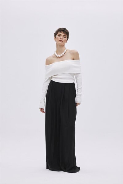 SHERIN Πλεκτή μπλούζα εκρού Off-the-Shoulder