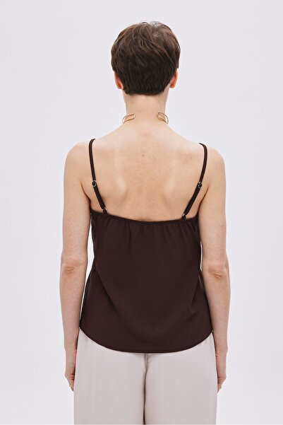 SHERIN Μπλούζα με λεπτή τιράντες σε καφέ σατέν look