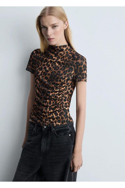 MANGO Woman Shromážděte podrobné tričko s leopardím vzorem