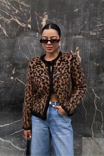 Askı Nişantaşı Braun-schwarze Strickjacke mit Leopardenmuster