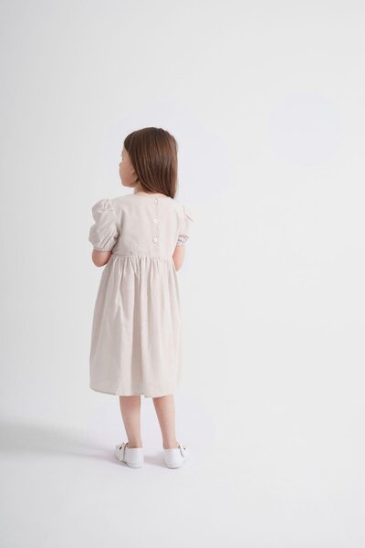 Oliven The Kid Екрю сукня для дівчинки - еластичні рукави та пояс