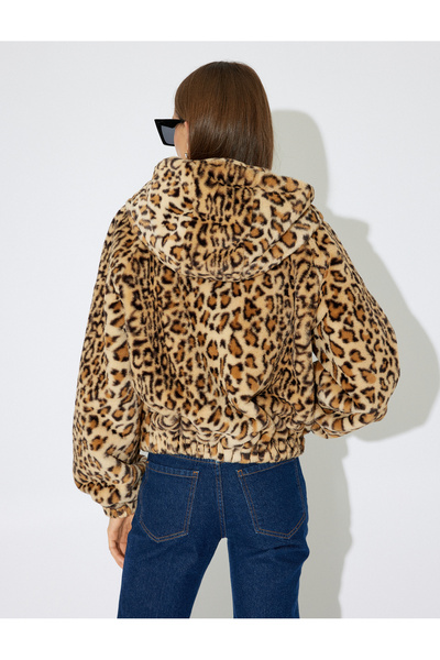 Koton Plyšová bunda Zeynep Cushion Leopard - s kapucí a kapsami
