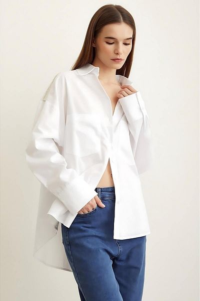 Ravencia Cămașă oversize albă brodata pe umeri de damă