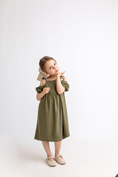Oliven The Kid Χακί λινό φόρεμα για κορίτσια - Μπροστινή λεπτομέρεια καρδιά και ανοιχτός ώμος